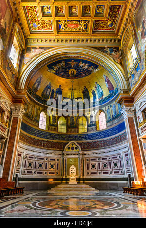 Roma, Italia. Interno della Basilica Lateranense cattedrale di Papa residence, il punto di riferimento italiano della Chiesa Cattolica. Foto Stock