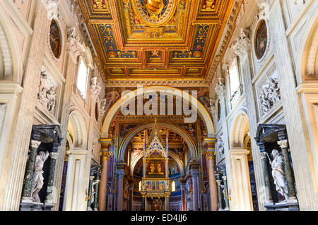 Roma, Basilica di San Giovanni in Laterano. Altare Papale in stile gotico, all'interno di San Giovanni in Laterano cattedrale di Roma, Italia. Foto Stock