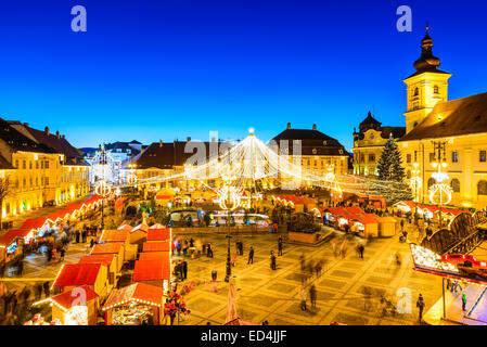 SIBIU, Romania - 20 dicembre 2014: immagine di notte con i turisti al mercatino di Natale nel grande mercato medievale di Sibiu, Transilvania Foto Stock