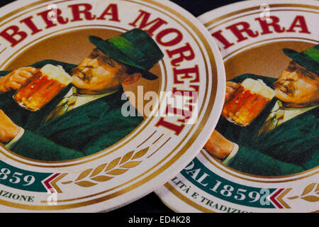 Budapest,Hungary-April 4,2014: Beermats da Birra Moretti - era un italiano brewing company fondata a Udine nel 1859 da Luig Foto Stock