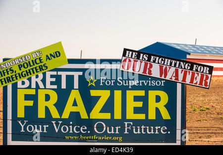 Un agricoltori patriottica fienile vicino a Fresno, California, Stati Uniti d'America, con un poster di politici. Foto Stock