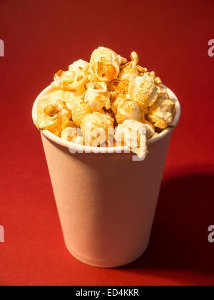 Il popcorn in un libro bianco in borsa Foto Stock