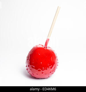 Toffee apple rosso su sfondo bianco (isolato) Foto Stock