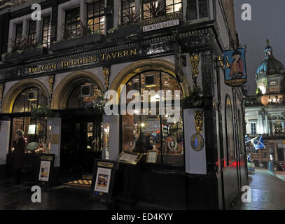 Deacon Brodies Tavern, Royal Mile di Edimburgo, Scozia al crepuscolo Foto Stock