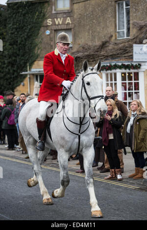 26 dicembre 2014 - annuale boxing day meeting del nord cotswold hunt nel villaggio di Broadway, worcestershire. Foto Stock