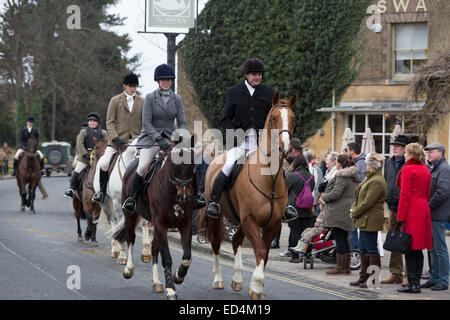 26 dicembre 2014 - annuale boxing day meeting del nord cotswold hunt nel villaggio di Broadway, worcestershire. Foto Stock