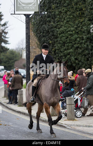 26 dicembre 2014 - annuale boxing day meeting del nord cotswold hunt nel villaggio di Broadway, worcestershire. Foto Stock