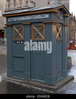 Victorian Police Box, ora la città di Edimburgo Tour Tardis, High St, Scozia, Regno Unito Foto Stock