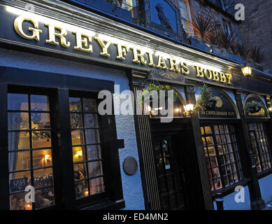 Greyfriars Bobby storico pub al crepuscolo, Edimburgo Città Vecchia, cane fuori, Lothians, Scotland, Regno Unito Foto Stock