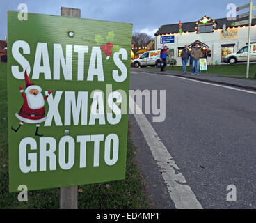 Santa Grotta di Natale segno, indicando la via a fianco della strada. Arrivare prima di ogni anno Foto Stock