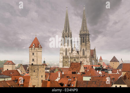 Vista dal tetto della chiesa luterana torre sopra i tetti della città medievale di Ratisbona, Baviera, Germania Foto Stock