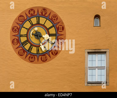 Antico orologio faccia sul muro nella città medievale di Ratisbona, Baviera, Germania Foto Stock