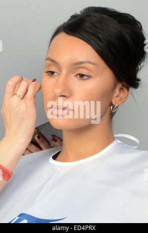 Intercharm Autunno Mosca XXI International Profumeria e cosmesi mostra giovane, bella bruna donna applicare trucco Foto Stock