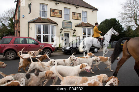 Mortimer, RU. 27 dic 2014. Suoneria Kimblewick incontro a Mortimer nei pressi di Reading England Regno Unito prima oggi sabato 27 dicembre 2014 Whipper in con i segugi al di fuori il cavallo e lo Sposo pub Credito: Pietro Titmuss/Alamy Live News Foto Stock