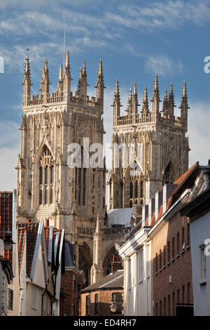 York Minster campanili e Petergate, York, North Yorkshire, Inghilterra. Foto Stock