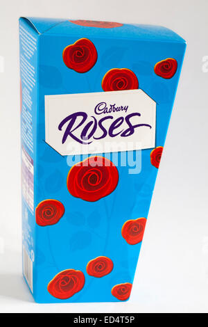 Scatola di Cadbury Roses cioccolatini isolati su sfondo bianco - Cadburys selezione Rose Foto Stock