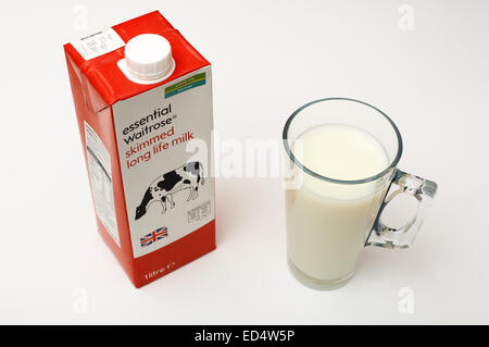 Essential Waitrose scremato vita lungo il latte Foto Stock