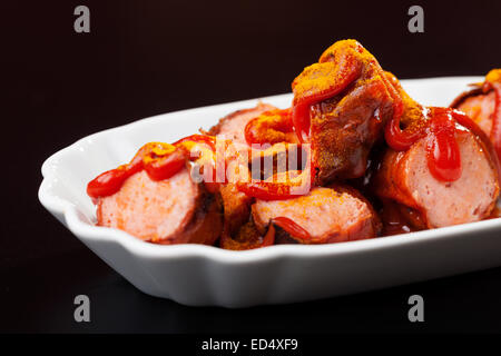 Primo piano di un tedesco di salsa speziata salsiccia Foto Stock