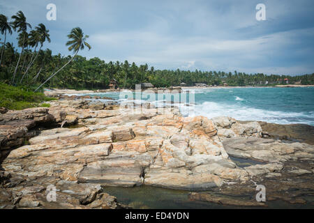 Paesaggio roccioso a Rocky Point Beach, Goyambokka, Tangalle, sud della provincia, Sri Lanka, in Asia. Foto Stock