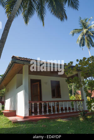 Piccolo bungalow Rocky Point Beach Bungalows in Tangalle, sud della provincia, Sri Lanka. Foto Stock