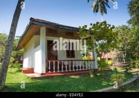 Piccolo bungalow Rocky Point Beach Bungalows in Tangalle, sud della provincia, Sri Lanka. Foto Stock