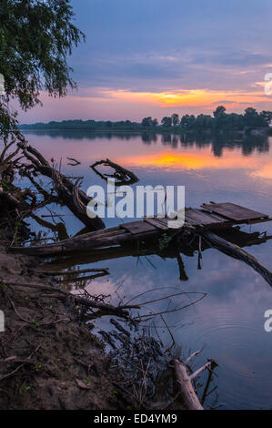 Bellissimo tramonto sul lago, foggy Foto Stock