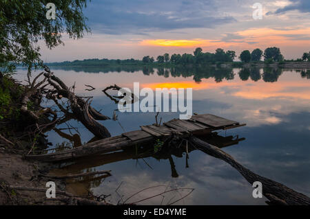 Bellissimo tramonto sul lago, foggy Foto Stock