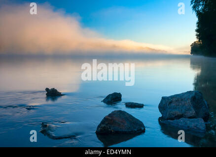 Bellissimo tramonto sul lago, foggy Foto Stock