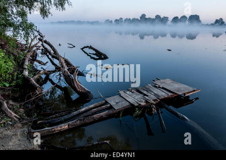 Bellissimo tramonto sul lago, foggy Foto Stock