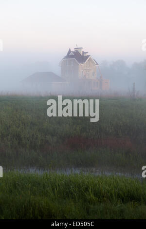 Bellissimo tramonto sul lago, foggy Foto Stock