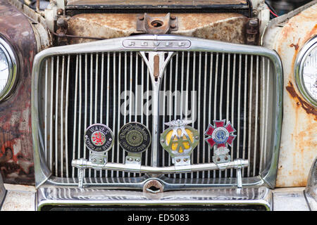 Vecchia griglia su un antico Rover auto che è pronto per essere ripristinato. Prese a un vintage auto da rally. Foto Stock