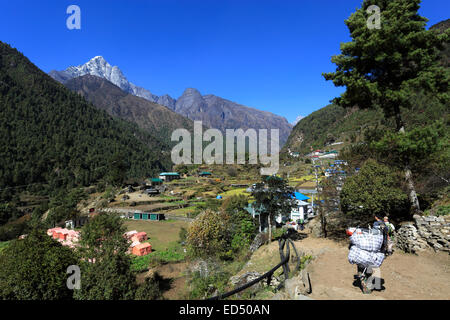 Escursionisti per adulti a Chineplung villaggio sul campo base Everest trek, Parco Nazionale di Sagarmatha, Solukhumbu quartiere, Khumbu Foto Stock