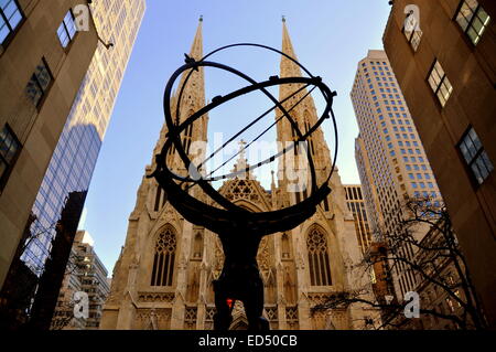 New York City: Saint Patrick visto attraverso la famosa statua di Atlas che tiene il mondo al Rockefeller Center Foto Stock