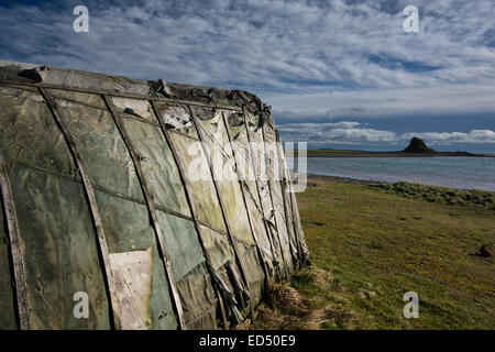 Un classiv vista dall Isola Santa - Lindisfarne, Northumberland, guardando verso Lindisfarne Castle. Foto Stock