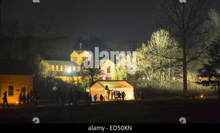 Old Bethpage, New York, Stati Uniti d'America. Il 26 dicembre, 2014. Di notte, la storica, spazzatrici motivi rustico del vecchio villaggio di Bethpage restauro sono trasformati a lume di candela e le decorazioni di Natale in un diciannovesimo secolo di esperienza di vacanza per Long Island visitatori. E per il divertimento di tutta la famiglia incluso ricreazioni dell Ottocento musicale con un trio di cantanti in una parte anteriore aperta tenda. Serate a lume di candela sono tenute fino a dicembre 30th. © Ann Parry/ZUMA filo/Alamy Live News Foto Stock