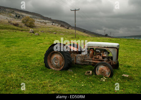 Un vecchio trattore in è il luogo del riposo finale a Twistleton cicatrice, Ingleton, Yorkshire Dales National Park, North Yorkshire Foto Stock