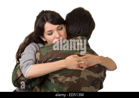Giovane donna e soldato in uniforme militare dire addio deployment Foto Stock