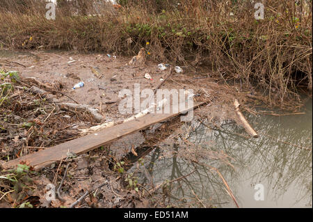 Facendo uso di impalcatura scartato plank board sono fatti tentativi di attraversare una fossa di scolo inquinamento rifiuti arretrati floating Foto Stock