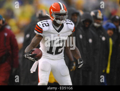 File. 27 dic 2014. Il Browns ha annunciato oggi che JOSH GORDON non verrà riprodotto nel finale di stagione contro la Baltimore Ravens come punizione per una violazione delle regole di squadra. Gordon, che ha guidato la NFL in cantieri di ricezione nel 2013, ricevendo un anno di divieto da NFL in agosto come punizione per le ripetute violazioni della NFL di abuso della sostanza politica. Nella foto - 29 dic 2013 - Josh Gordon durante il Pittsburgh Steelers vs Cleveland Browns gioco in Pittsburgh a Heinz Field. © Jason Pohuski/Cal Sport Media/ZUMAPRESS.com/Alamy Live News Foto Stock