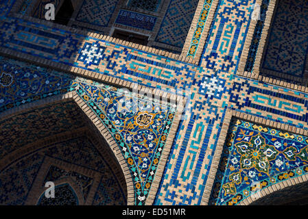 Le celle del dormitorio di Tilya-Kori Madrasah al Registan, Samarcanda, Uzbekistan Foto Stock