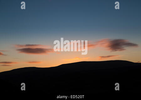 Tramonto nuvole sulla collina, Alt yr Esgair, Parco Nazionale di Brecon Beacons, Wales, Regno Unito Foto Stock