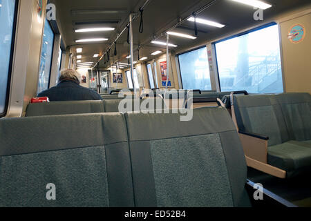 All'interno di un Bay Area Rapid Transit (BART) treno, CALIFORNIA, STATI UNITI D'AMERICA Foto Stock