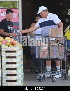 Paul Sorvino negozi a Bristol Farms. Egli dà soldi per un avvocato per raccogliere per una carità contro il bullismo. Paolo è assistita nel suo scarico carrello da un fotografo di paparazzi. Dotato di: Paul Sorvino dove: Los Angeles, California, Regno Stat Foto Stock