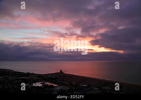 Hastings, East Sussex, Regno Unito. Il 21 dicembre 2014. Regno Unito Meteo. Il giorno più corto, un breve scorcio del tramonto sul mare. Foto Stock