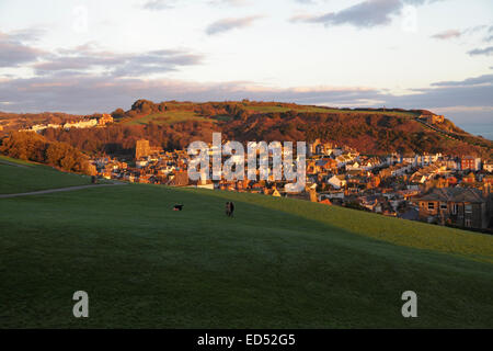 Vista della città vecchia di Hastings nella valle al tramonto, vigilia di Natale 2014, Sussex est, Inghilterra Foto Stock