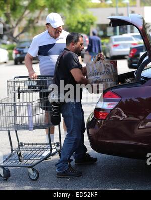 Paul Sorvino negozi a Bristol Farms. Egli dà soldi per un avvocato per raccogliere per una carità contro il bullismo. Paolo è assistita nel suo scarico carrello da un fotografo di paparazzi. Dotato di: Paul Sorvino dove: Los Angeles, California, Regno Stat Foto Stock