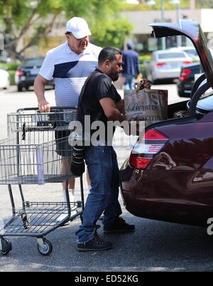 Paul Sorvino negozi a Bristol Farms. Egli dà soldi per un avvocato per raccogliere per una carità contro il bullismo. Paolo è assistita nel suo scarico carrello da un fotografo di paparazzi. Dotato di: Paul Sorvino dove: Los Angeles, California, Regno Stat Foto Stock