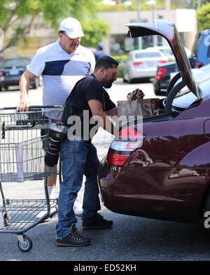 Paul Sorvino negozi a Bristol Farms. Egli dà soldi per un avvocato per raccogliere per una carità contro il bullismo. Paolo è assistita nel suo scarico carrello da un fotografo di paparazzi. Dotato di: Paul Sorvino dove: Los Angeles, California, Regno Stat Foto Stock