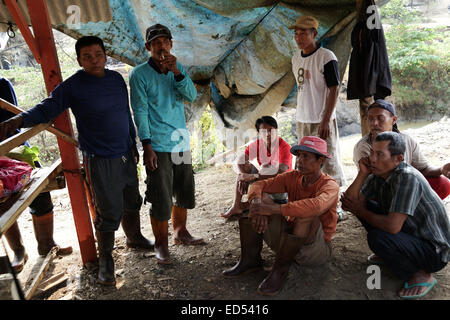 Esclusiva - BOJONEGORO, Indonesia. 13 novembre 2014 - un certo numero di minatori raccolte prima di iniziare a lavorare nel sottodistretto Kedewan, B Foto Stock
