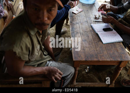 Esclusiva - BOJONEGORO, Indonesia. Novembre 13, 2014 - Lavoratori di ricevere il denaro come un salario del loro lavoro a olio sito minerario ho Foto Stock